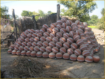 Making of pots in Thikarda